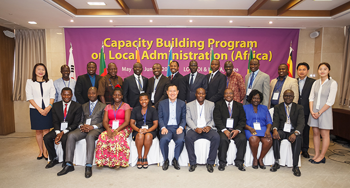 President Bae Jin-hwan (center, front row) of the Local Government Officials Development Institute and 19 public servants from six African governments pose for a photo after the opening ceremony of the Capacity Building Program on Local Administration conference at the President Hotel in Seoul on May 16. (Local Government Officials Development Institute)